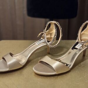 Badgley Mischka Elegant Champagne Kitten Heels